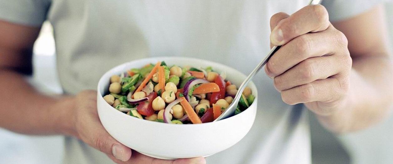 Muž jedáva potraviny, ktoré sú dobré pre potenciu