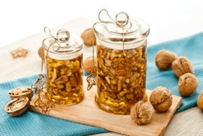 med a vlašské orechy na potenciu